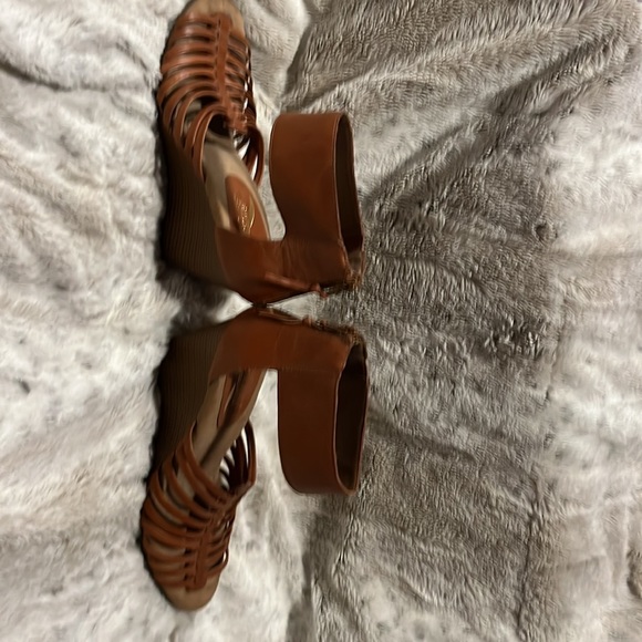 Aerosoles HeelRest tan sandals size 8.5. 3&1/4 “ heel - Picture 2 of 9